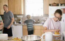 Familie bereitet Frühstück in Küche zu — Stockfoto