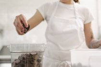 Frau wägt Schokolade in Bäckerei — Stockfoto