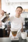 Женщина делает фильтр кофе. — стоковое фото