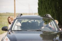 Mulheres inclinadas para fora de um carro — Fotografia de Stock