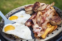 Englisches Frühstück auf dem Campingkocher zubereitet — Stockfoto