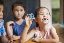 Kinder halten Alphabet-Buchstaben in der Schule hoch — Stockfoto