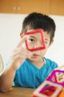 Мальчик играет с геометрическими фигурами . — стоковое фото