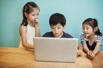 Bambini a scuola con computer portatile — Foto stock
