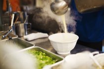 Chef che prepara ciotole di noodles ramen — Foto stock