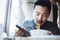 Man eating ramen noodles — Stock Photo
