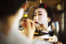 Geisha moderna que se prepara en la manera tradicional - foto de stock