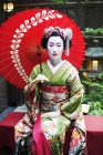 Mujer que usa kimono y obi tradicionales - foto de stock