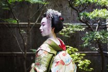 Женщина в традиционном кимоно и оби — стоковое фото