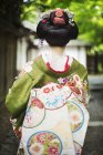 Mujer usando un kimono y obi - foto de stock