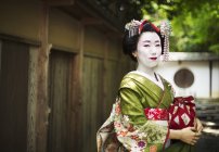 Mulher vestindo um quimono e obi — Fotografia de Stock