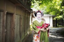 Mulher vestindo um quimono e obi — Fotografia de Stock