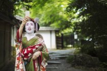 Mujer usando un kimono y obi - foto de stock