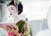 Femme habillée dans le style traeditionnel geisha — Photo de stock