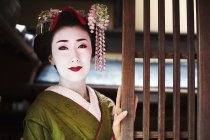 Woman dressed in the traeditional geisha style — Stock Photo