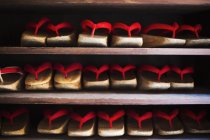 Sandálias de madeira tradicionais — Fotografia de Stock