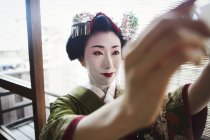 Женщина, одетая в традиционный гейшский стиль — стоковое фото