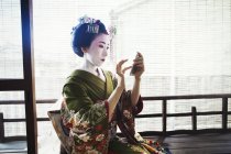 Mujer vestida en el estilo geisha traedicional - foto de stock