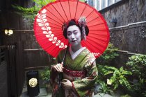 Femme habillée dans le style traeditionnel geisha — Photo de stock