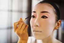 Geisha o maiko con un capello e make up artist — Foto stock