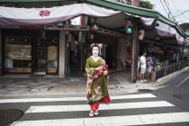 Женщина в традиционном гейшском стиле — стоковое фото