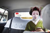 Donna vestita in stile geisha traeditional — Foto stock