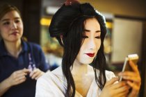 Geisha mit Haaren und Make-up-Artist — Stockfoto