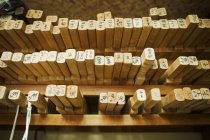 Regale mit Holzformen für Wagashi — Stockfoto