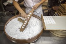 Kleiner handwerklicher Hersteller von Wagashi-Süßigkeiten. — Stockfoto