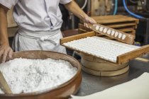 Pequeño productor artesanal de dulces wagashi . - foto de stock