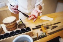Master chef making sushi — Stock Photo
