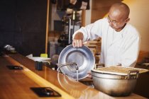 Chef cuisinier faisant des sushis . — Photo de stock