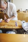 Koch arbeitet in einer kleinen gewerblichen Küche — Stockfoto