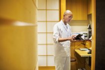 Chef in una piccola cucina commerciale — Foto stock