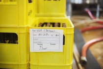 Желтый пластиковый ящик с пивными бутылками — стоковое фото