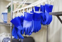 Fila de guantes de plástico azul - foto de stock