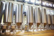 Tanques de cerveja de metal em uma cervejaria . — Fotografia de Stock