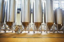 Металлические пивные баки на пивоваренном заводе . — стоковое фото