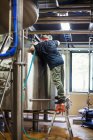 Homem trabalhando em uma cervejaria — Fotografia de Stock