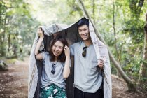 Couple avec couverture sur la tête . — Photo de stock