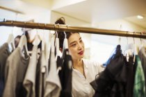 Mulher trabalhando em uma boutique de moda — Fotografia de Stock