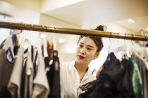 Mulher trabalhando em uma boutique de moda — Fotografia de Stock
