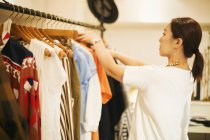 Женщина работает в модном бутике — стоковое фото