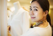 Femme travaillant dans une boutique de mode — Photo de stock