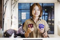 Commessa che vende vetro tagliato Edo Kiriko — Foto stock