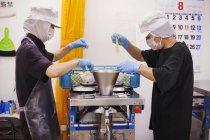 Travailleurs dans une unité de production de nouilles soba . — Photo de stock
