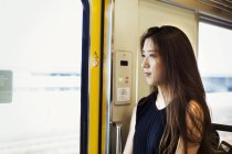 Frau mit öffentlichen Verkehrsmitteln unterwegs — Stockfoto