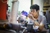 Artigiano al lavoro in una bottega di vetrai — Foto stock
