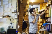 Людина на роботі в майстерні виробника скла — стокове фото