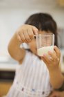 Kind hält ein Maß trockenen Reis in der Hand — Stockfoto